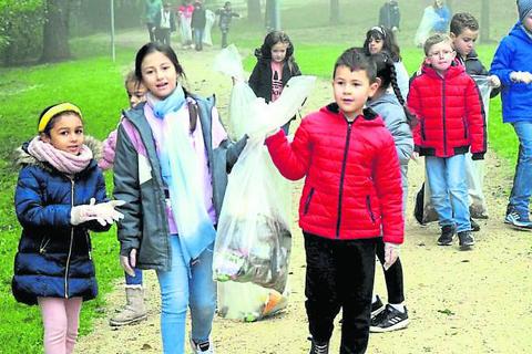 Die Klasse 2e der Pestalozzischule war rund um das Lachebecken unterwegs, um Müll einzusammeln. © Michael Kapp