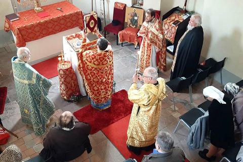 In der Mönchhofkapelle wird beim Gottesdienst der Russisch-Orthodoxen auch für den Frieden gebetet. Foto: Michael Kapp