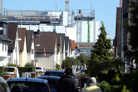 Das Rechenzentrum in Raunheim wächst. Anwohner beklagen zunehmend Lärmbelästigung durch dessen Testbetrieb. Archivfoto: Michael Kapp