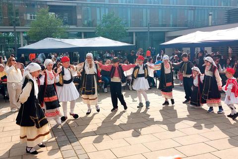 Griechische Folkloretanzgruppen sorgen bei der Maifeier für Unterhaltung. Michael Kapp