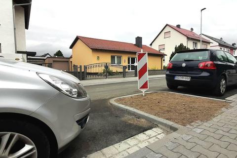Gegenüber von Einfahrten eingerichtete Pflanzinseln sorgen bei Anwohnern in der Raunheimer Hermann-Löns-Straße für Verärgerung. Foto: Michael Kapp