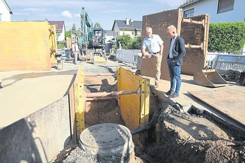 Wie Jochen Brune (links) sagt, machen "rollige Böden" die Kanalbauarbeiten schwierig. Foto: Michael Kapp 