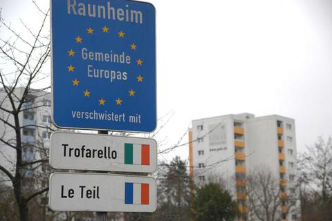 Raunheim hat mehrere Freundschaften mit inner- und außereuropäischen Städten geschlossen, Städtepartnerschaften gibt es aber nur mit Le Teil und Trofarello. Foto: Michael Kapp