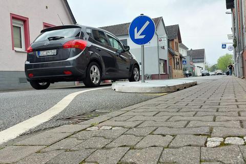 Seit Beginn der provisorischen Verkehrsberuhigung werden die schmalen Gehwege in der Mainzer Straße häufiger von Autofahrern überfahren. Michael Kapp