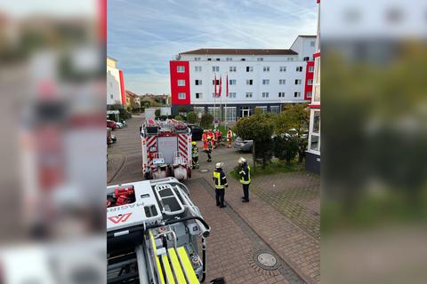 Die Feuerwehr im Einsatz vor dem Hotel in Raunheim.