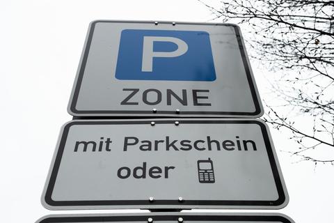 In der Moselstraße in Raunheim gibt es schon länger eine „prekäre Parkplatzsituation“. Symbolfoto: Silas Stein/dpa