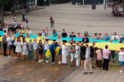 Zum Unabhängigkeitstag zeigen geflüchtete Ukrainerinnen und Ukrainer Flagge. Michael Kapp