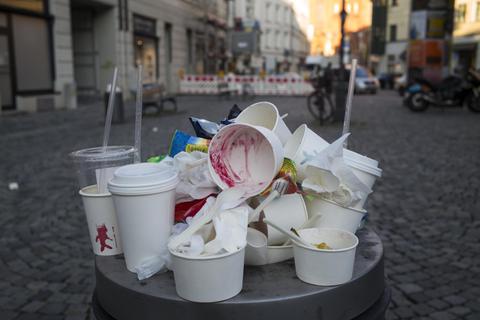 Übervolle Mülleimer wie dieser sollen in Raunheim bald der Vergangenheit angehören. Deshalb will die Stadt zusätzliche Abfallbehälter aufstellen. Symbolfoto: dpa