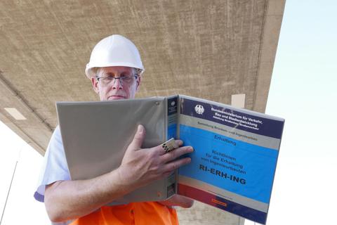 Die Bibel des Ingenieurs: Thomas Wanderer prüft nach den „Richtlinien für die Erhaltung von Ingenieurbauten“. Fotos: Jens Etzelsberger