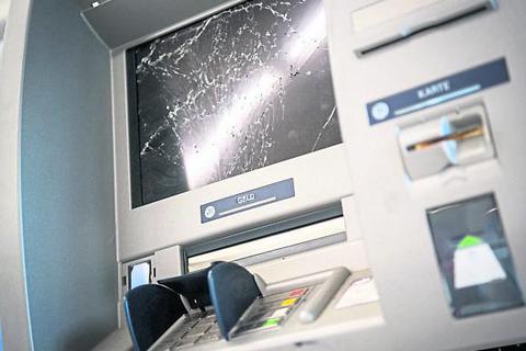 Wegen der erhöhten Gefahr einer möglichen Sprengung wird ein Geldautomat in Raunheim entfernt. Symbolfoto: dpa