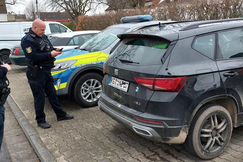 Oliver-Nicolas Lobitz (links) und Volker Rosenfelder sind zwei von sechs Stadtpolizisten in Raunheim – hier bei der Kontrolle des ruhenden Verkehrs am Stresemannplatz, wo sie einen „Urlaubsparker“ entdeckt haben. Foto: Michael Kapp