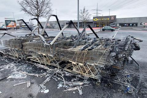 In der Nacht auf Sonntag ist auf dem Großmarktparkplatz ein Unterstand für Einkaufswagen abgebrannt. © Michael Kapp