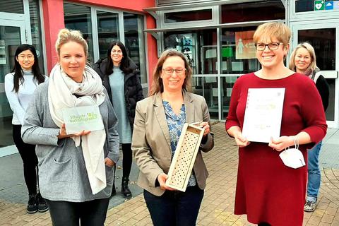 Die städtische Umweltpädagogin Karin Jechimer (Mitte) überreicht die Auszeichnung "Schuljahr der Nachhaltigkeit" an die Leitung der Grundschule mit Melanie Andel (rechts) und Ellen Bauer (links). Foto: Michael Kapp 