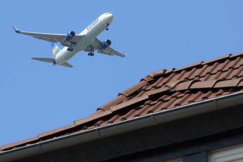 In diesem Jahr sind Flugzeuge besonders häufig von Westen her auf dem Frankfurter Flughafen gelandet. Für Raunheim und Flörsheim bedeutet das eine Lärmbelastung weit über das übliche Maß hinaus. Archivfoto: dpa