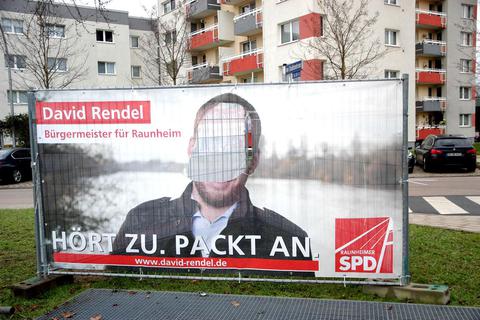 Aus den Wahlkampfbannern des SPD-Bewerbers David Rendel am Rathaus haben Unbekannte das Gesicht herausgeschnitten. © Michael Kapp