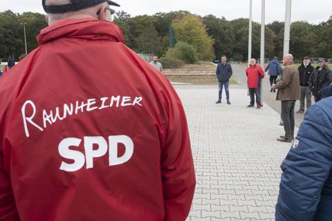 Politik trifft Fußball: Im Sportpark informiert sich die Raunheimer SPD. Foto: Vollformat/Volker Dziemballa