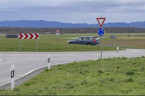 Kreisel, wie dieser im Süden von Klein-Rohrheim sind eine runde Sache, wo der Verkehr flüssig fließt. Hessen Mobil ist davon überzeugt, dass er auch für Radfahrer eine sichere Querungsmöglichkeit ist.
