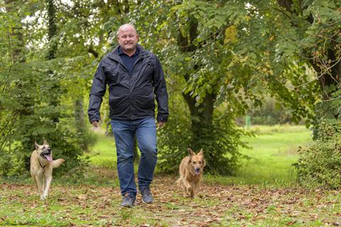 Marcus Kretschmann (CDU) ist gerne mit den Hunden Ronja (links) und Finn in der Natur unterwegs. Foto: Robert Heiler