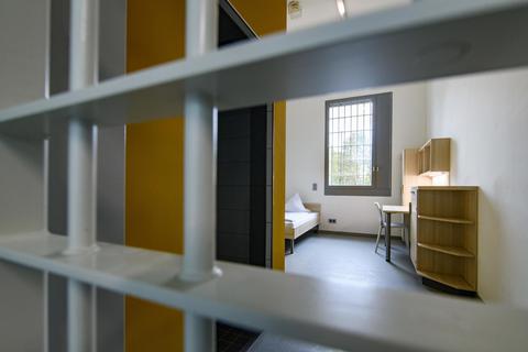 Ein Einzelzimmer des Erweiterungsbaus der forensischen Psychiatrie in Riedstadt. Die Gitterstäbe können auch demontiert werden. Foto: Robert Heiler