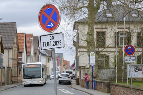 
Halteverbotsschilder auf der Darmstädter Straße (K150) in Crumstadt weisen darauf hin, dass diese ab Montag, 17. April, als Umleitungsstrecke benötigt wird. Bei Pfungstadt-Hahn wird die B426 gesperrt.