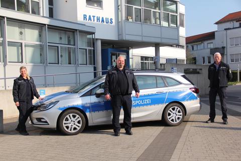 Kristina Schikor-Rothenhäuser, Uwe Gremm und Manfred Jäger (von links) stehen vor ihrem Einsatzfahrzeug. Foto: Stadt Riedstadt