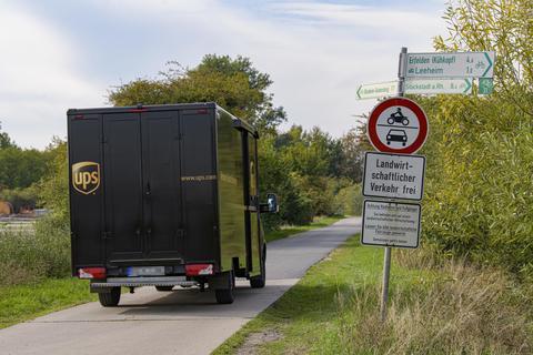 Durchfahrt verboten: Ab der Reitanlage Bonn ist der Weg am Riedsee in Leeheim landwirtschaftlichen Fahrzeugen, Radfahrern und Fußgängern vorbehalten. Platz zum Ausweichen ist kaum. Das Ordnungsamt will regelmäßig kontrollieren. Foto: Robert Heiler
