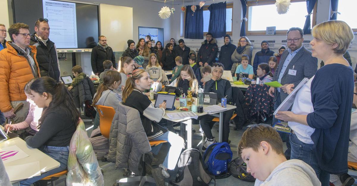viele-besucher-beim-tag-der-offenen-t-r-an-niem-ller-schule