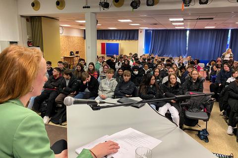 Redakteurin Antonia Dittrich stellt sich den Fragen der achten Klassen an der Martin-Niemöller-Schule in Riedstadt beim Besuch im Rahmen des Projekts „Schüler lesen Zeitung. 