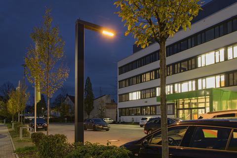 Der Riedstädter Bauausschuss informiert sich beim Überlandwerk Groß-Gerau über neue Straßenleuchten. Im Bild zu sehen ist eine Solarleuchte, die auch in Riedstadt eingesetzt werden soll. 