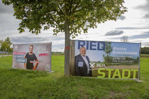 Großformatige Plakate von Melanie Stahlecker-Zach (SPD) und Marcus Kretschmann (CDU) stehen am Kreisel in Wolfskehlen. Foto: Robert Heiler