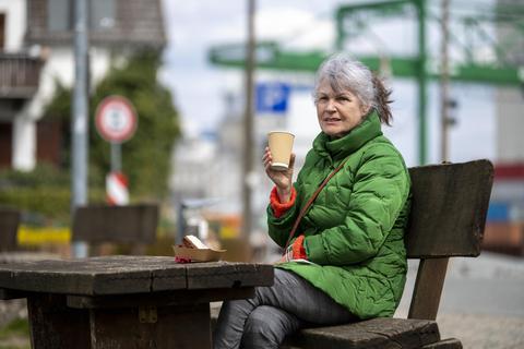 Christine Hahl aus Jugenheim kann im Gernsheimer Hafen jetzt wieder Kaffee genießen. Doch, wenn es eng wird, will sie die Maske freiwillig aufsetzen. Foto: Vollformat/Robert Heiler