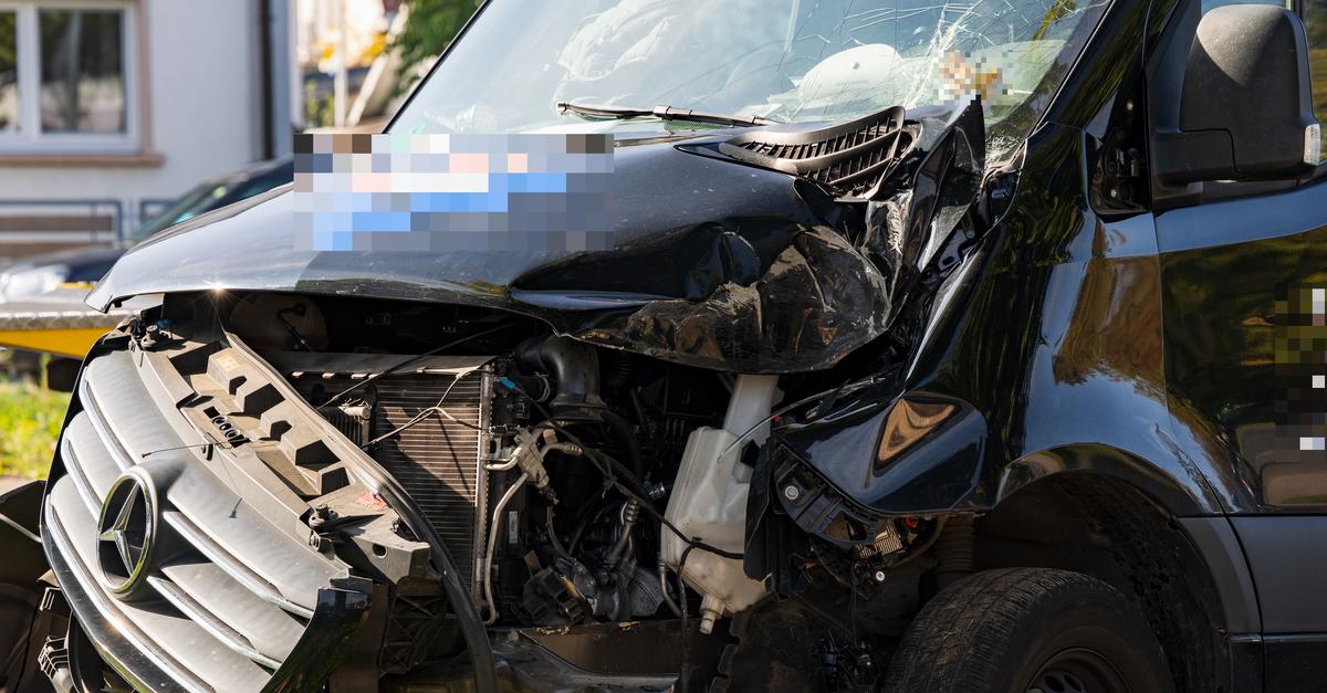 Sprinter kracht in Riedstadt gegen Laterne – Fahrer wird vor Ort ...