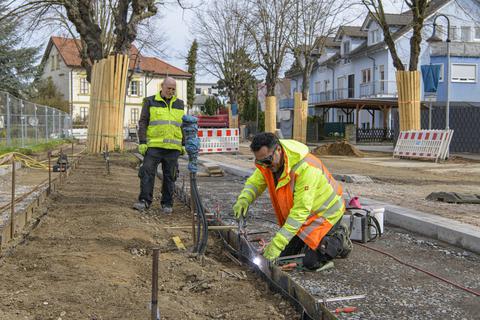 An Riedstadts Straßen ist viel zu tun, wie hier in der Bahnhofsallee in Goddelau. Am Freitag schweißt Aydin Cucuboga (vorne) an der Begrenzung für die Grünanlage. Links im Hintergrund zu sehen ist sein Kollege Feviz Yigit.
