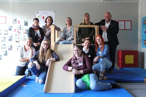 In der Kita „Am Bürgerhaus“ wird ein offenes Konzept verfolgt. Das Foto zeigt das Team  um Leiterin Eva-Tamara Demus (vorne rechts) und Bürgermeister Marcus Kretschmann. © Stadt Riedstadt