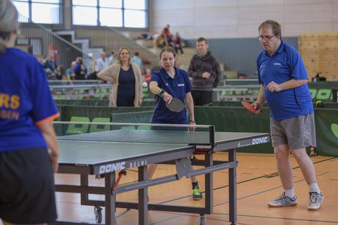 Der SV Crumstadt ist Gastgeber der Hessischen Meisterschaften der Para-Sportler im Tischtennis gewesen. Mit dabei war Laura Sophie Moerschel (hier im Doppel mit Jens Schmidt). © Robert Heiler
