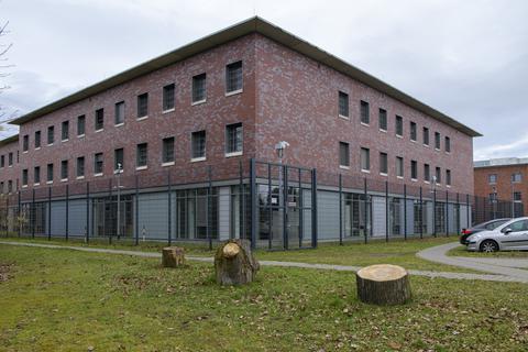 In der forensischen Klinik in Riedstadt wurde nach einem Vorfall die Sicherheit für die Mitarbeiter verbessert.  Foto: Robert Heiler