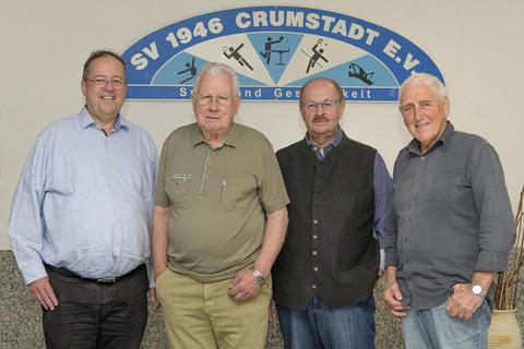 Langjährige Mitglieder ehrte SV-Vorsitzender Udo Ahlheim (links): Seit 70 Jahren sind Berthold Wenner (Zweiter von links) und Reinhard Krockenberger (rechts) dabei. Steffan Thumser  (Zweiter von rechts) ist dem SV seit 60 Jahren treu. Foto: Robert Heiler