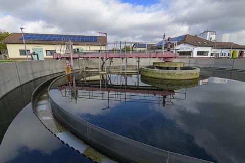 Riedstadts Zentralkläranlage ist sanierungsbedürftig. Der Beton wie hier am Nachklärbecken muss instandgesetzt, korrodierte Räumer ersetzt werden.