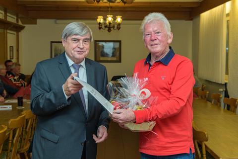 Heinz Pflug (rechts) hat für sein Engagement für den Tennissport den Ehrenbrief der Büchnerstadt Riedstadt erhalten. Stadtrat Richard Kraft überreichte die Auszeichnung. © Robert Heiler