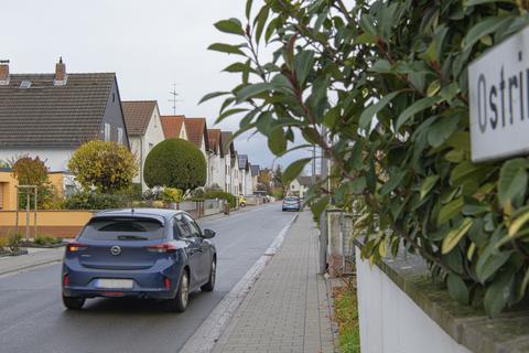 Das Verwaltungsgericht Darmstadt hat die aufschiebende Wirkung der Widersprüche zu Straßenbeitragsbescheiden in Leeheim von 2020 in Leeheim anerkannt. Die IG Straßenbeiträge feiert das als Etappensieg. In Leeheim, wo sich Sanierungen häufen, ist der Ostring saniert worden.  Arbeiten an der Ortsdurchfahrt sollen 2023 beginnen.