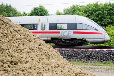 Gleich zwei ICE-Züge sind am Sonntagabend von einem noch nicht identifizierten Gegenstand getroffen worden. Symbolfoto: dpa