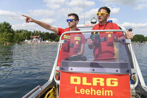 Mit dem Mehrzweckboot der DRLG-Ortsgruppe Riedstadt-Leeheim auf Kontrollfahrt auf dem Riedsee: Niklas Reinhardt und Max Schorch (von links). Archivfoto: Robert Heiler