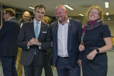 Nach der Entscheidung: Amtsinhaber Marcus Kretschmann (CDU) in der Bildmitte freut sich über die Wiederwahl. Thomas Caster (Grüne) und Melanie Stahlecker-Zach (SPD) gratulieren. Foto: Robert Heiler