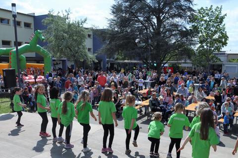 Die Kindertanzgruppe des Turnvereins Erfelden hatte beim Kinderfest der Stadt ein großes Publikum auf dem Schulhof der Niemöller-Schule. Foto: Stadt Riedstadt