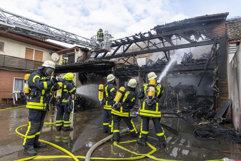Die Scheune auf dem Anwesen, in dem ein BMW-Teilelager untergebracht war, brannte aus. Archivfoto: Vollformat/Robert Heiler