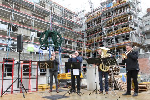 Standesgemäß: Das Bras-Art-Quartet begleitete die Richtkrone musikalisch bei ihrem Weg in die Höhe. Foto: Jens Etzelsberger