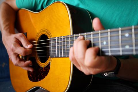 Mit dem Fördergeld der Stadt Rüsselsheim können unter anderem Musikinstrumente oder Malzubehör angeschafft werden. Symbolfoto: dpa