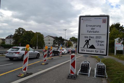Die Erneuerung der Fahrbahn auf dem Rüsselsheimer Rugbyring war eine der großen Baustellen im Jahr 2021. Archivfoto: Michaela Kabon