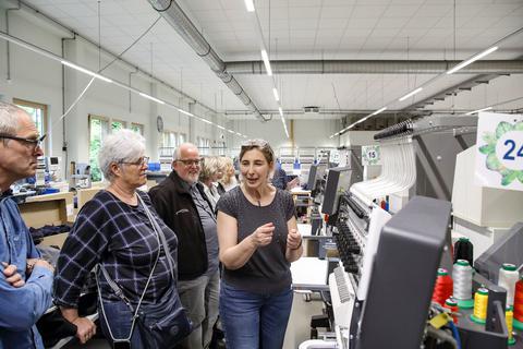 Rüsselsheim *Blick hinter die Kulissen der Textilveredelung*  Produktionsleiterin Eugenia Binder erklärt die Komplexität der Stickmaschinen die bei Wailula eingesetzt werden. 