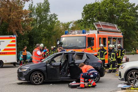 Zwei Verletzte und Schaden von mehreren tausend Euro sind die Bilanz eines Unfalles, der sich am Montagvormittag auf der B486 im Bereich der Auffahrt zur A67 ereignete.